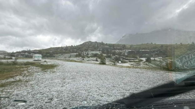 Fortissime grandinate, strade invase dal ghiaccio e disagi