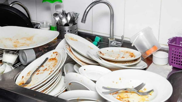 Nuora costringe suocera a lavare piatti: il motivo è assurdo