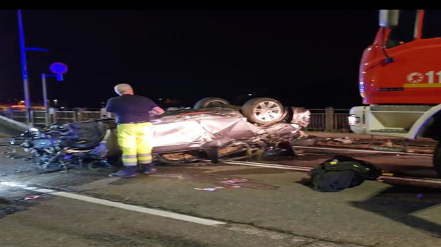 Italia, auto giù dal ponte: ci sono decessi