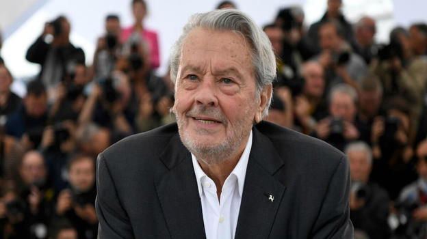 Alain Delon, i sintomi del linfoma che ha portato al suo decesso