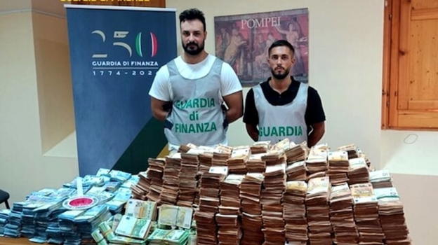Trovati 8 milioni di euro in contanti in casa di un famoso medico