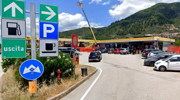 Si ferma in autogrill, beve un caffè e perde la vita