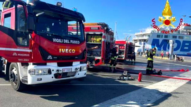 Italia, traghetto con oltre 300 passeggeri in fiamme