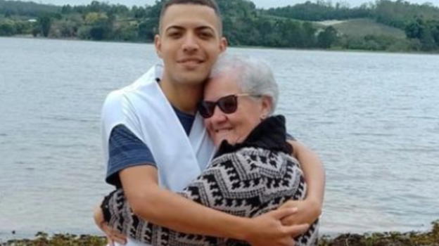 La storia di questa nonna col nipote sta facendo il giro del mondo