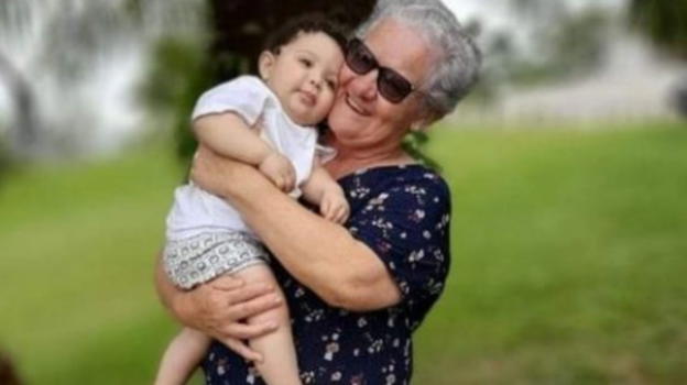 Adotta bimbo e gli intesta tutto, ma quando torna a casa e scopre che..