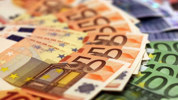 La madre gli lascia l’eredità, lui la butta