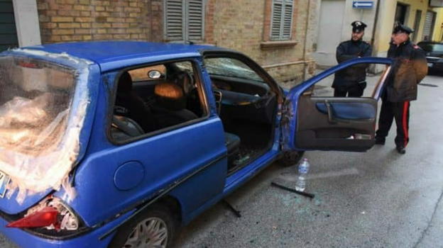 Regalano un auto alla figlia per i suoi 18 anni ma lei piange e la distrugge