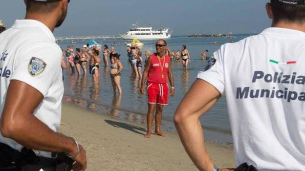Trova borsa con 13mila € e la ridà al turista
