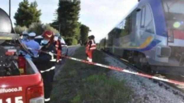 Italia, colpito dal treno in corsa: soccorsi inutili