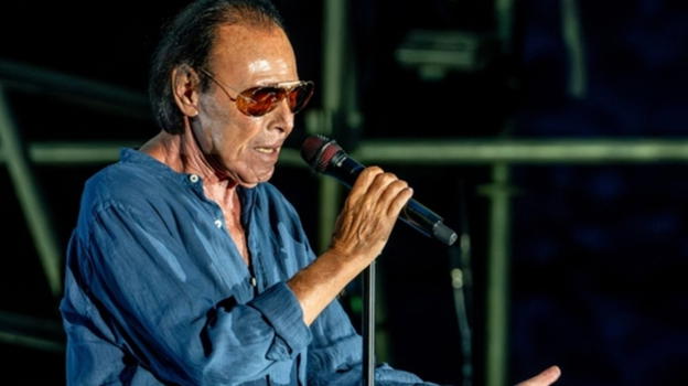 Antonello Venditti insulta e scimmiotta una spettatrice durante il suo concerto