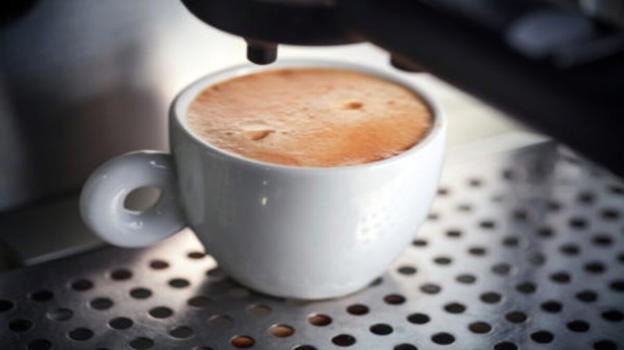 Prende un caffè al bar e lascia 300 euro di mancia