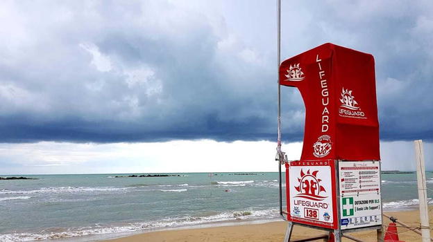 Donna senza vestiti in spiaggia davanti a numerosi bambini, ed accade l’impensabile