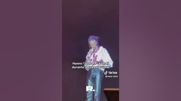 Ghali, spari durante il concerto: è stato colpito dritto al cuore