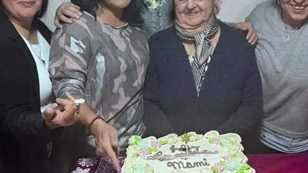 Festeggia 80 anni e i figli le fanno uno strano regalo