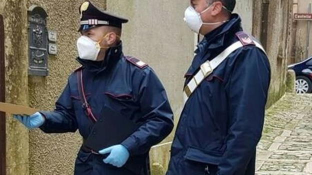Un anziano li ferma e vuole donargli dei soldi