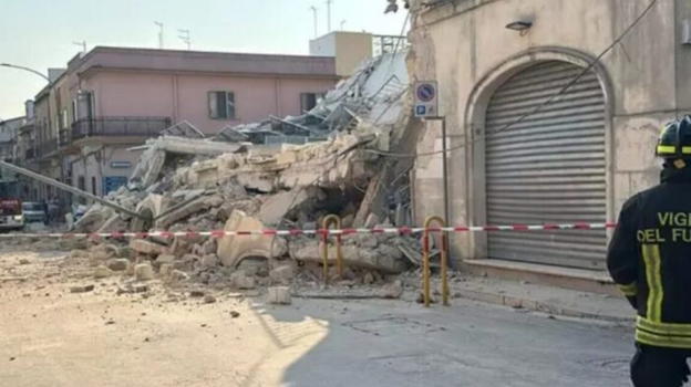 Prima un forte boato e poi il crollo: si scava tra le macerie