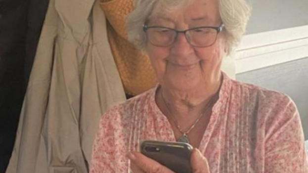 Il figlio perde la vita, lei trova il telefono e scopre che..