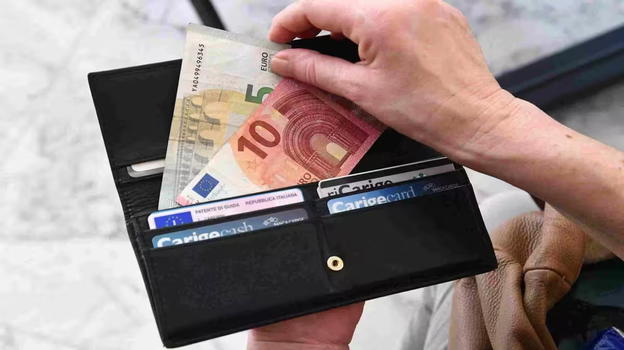 15enne trova portafoglio pieno di soldi e lo restituisce, la reazione del proprietario