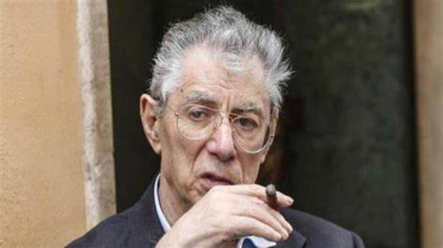 "Umberto Bossi è venuto a mancare". La notizia di Dagospia, poi l’annuncio dello stesso figlio del senatur