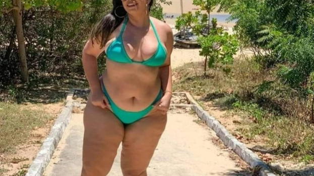 Il marito va al mare e fa la strana scoperta sulla moglie