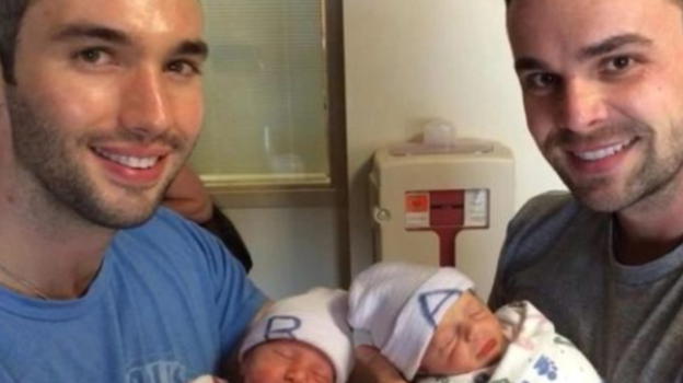 Adotta 2 bimbi, il fratello ne prende uno in braccio e scopre…