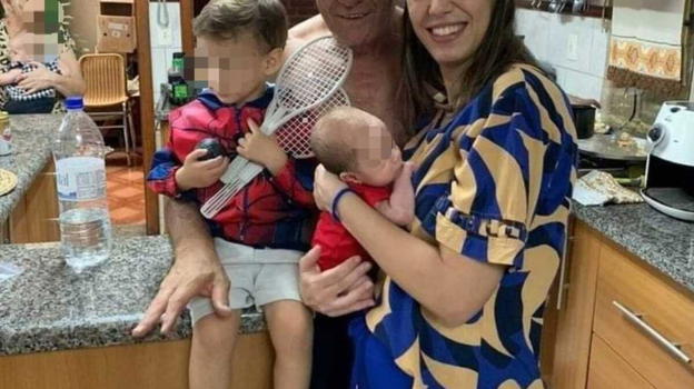 Lui 75 e lei 27 ed hanno 2 figli: "Siamo felici"