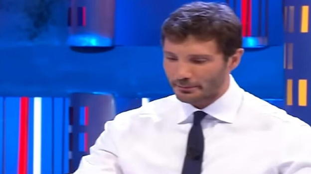 “Una roba vergognosa”. Affari Tuoi, finisce malissimo per Stefano De Martino