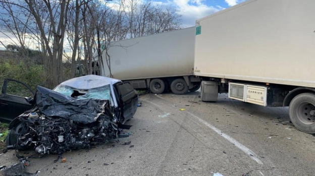4 giovani hanno perso la vita, la scoperta nell’auto