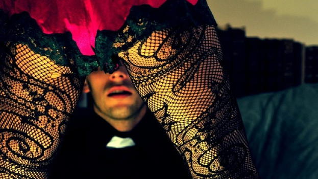 Tradisce il marito col prete delle nozze: "Durante la celebrazione mi ha detto…