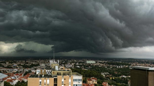 Tromba d’aria devasta tutto, ci sono decessi: la situazione