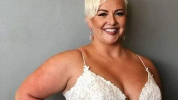 Sorride e si veste da sposa, il marito la spia e scopre che..