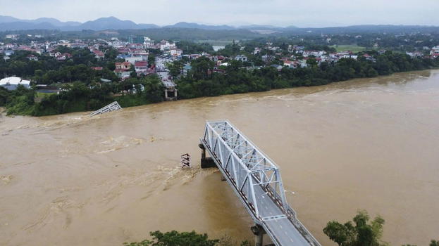 Crolla improvvisamente un ponte: almeno 13 dispersi
