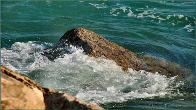 Sono al mare, lei va dietro scoglio ed accade l’impensabile