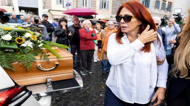 Luca Giurato, il gesto da brividi della moglie durante i funerali