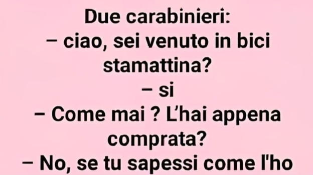 Strano discorso tra due carabinieri su una bicicletta