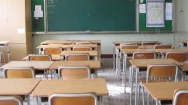 È successo a scuola: 12enne colpisce i compagni di classe