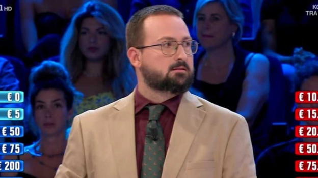 Affari Tuoi, Tony vince 50 mila euro: poi lo strano annuncio