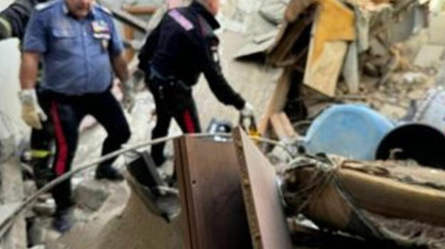 Italia, la palazzina è crollata: persone e bimbi sotto le macerie