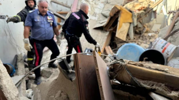 Crollo palazzina, estratti il papà con i figli di 2 e 4 anni