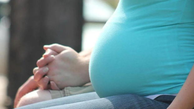 Italia, incinta a 14 anni ma non sa chi è il padre: colpa dei social