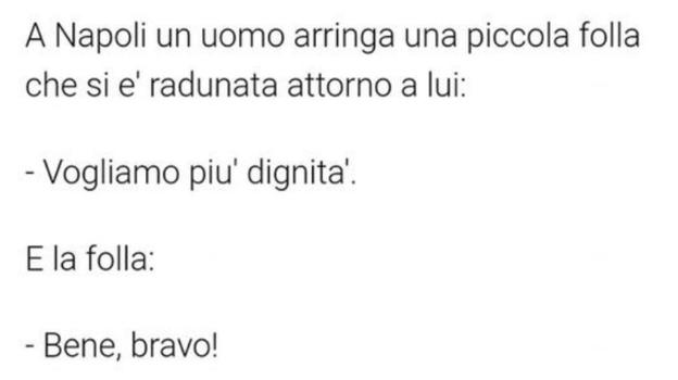 (Barzelletta) A Napoli un uomo arringa una piccola folla