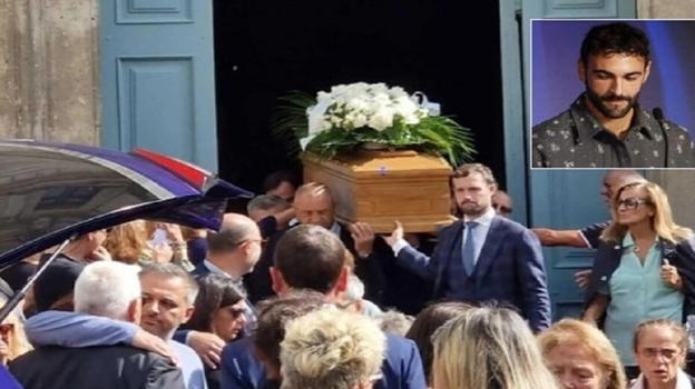 "Devi farlo per tuo figlio". L’annuncio ai funerali della mamma di Mengoni