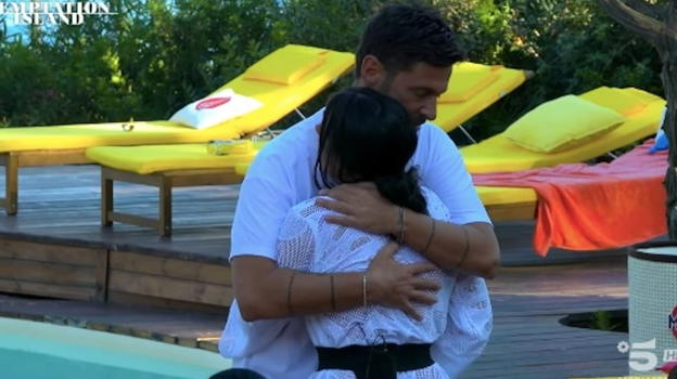 Temptation Island, è direttamente Filippo Bisciglia a dare la brutta notizia
