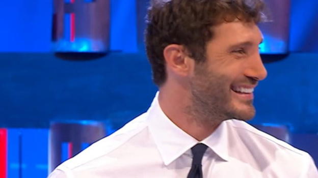 Affari Tuoi, Stefano De Martino veste sempre uguale: ecco il motivo