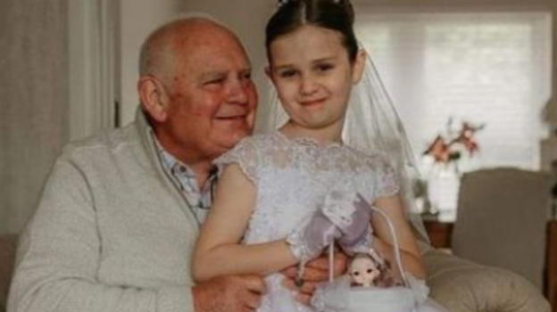 Si veste da sposa, il nonno la segue in camera e scopre..