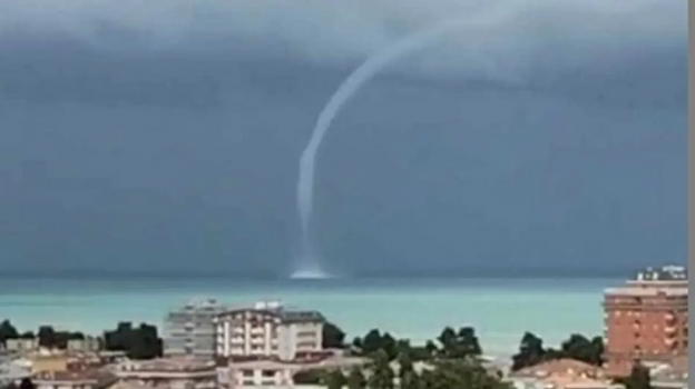 Paura in Italia, enorme tromba marina sulla città: la situazione