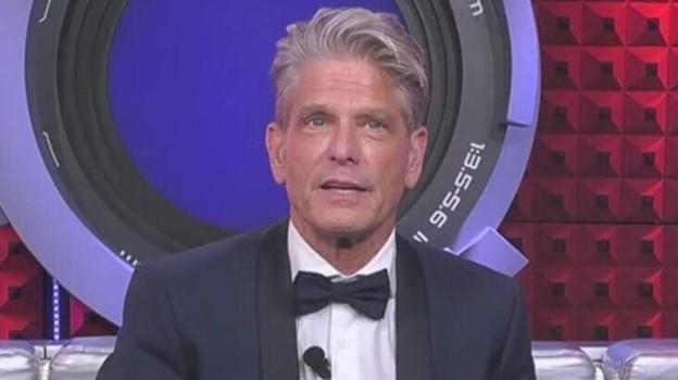 "Clayton Squalificato". Notte folle al GF, il gestaccio del concorrente