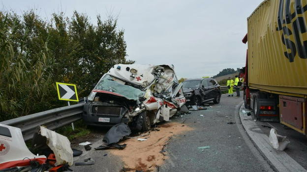 Tremendo sinistro tra l’ambulanza e camion: diversi decessi