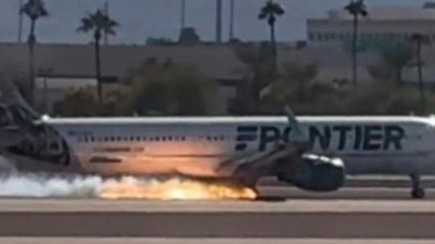 Aereo avvolto dalle fiamme durante l’atterraggio: video