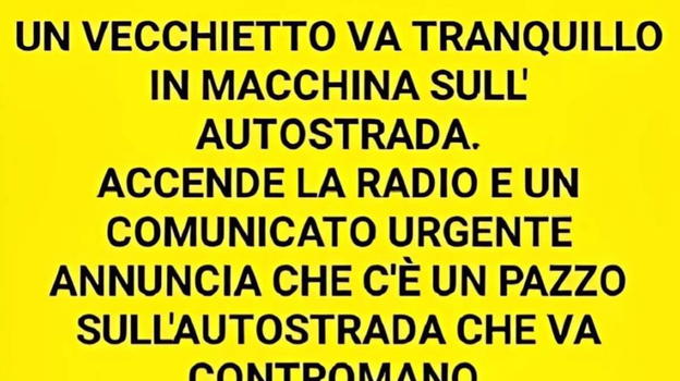 Un vecchietto va tranquillo in macchina sull’autostrada